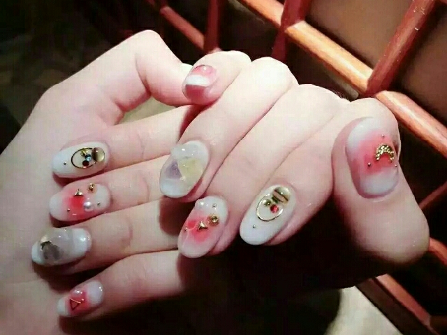 美甲甲油膠照燈會疼怎么辦？